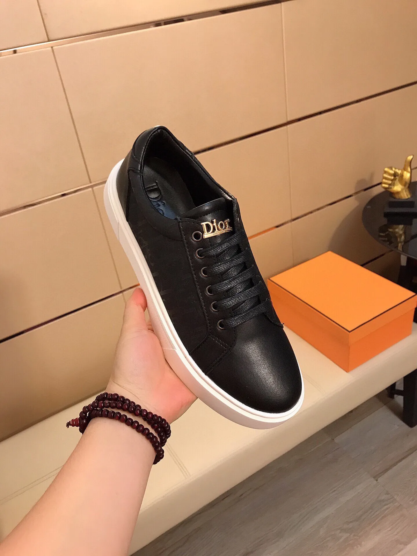 Factory price 360 ​​◾️▫【Dior】Dior's new high-end boutique, men's fashionable casual shoes, quite distinctive. The upper is made of imported soft cowhide + brand-specific embossing, which shows the design style. The genuine leather lining makes the foot feel soft and comfortable. The original wear-resistant special outsole is a must-have item for trendy men! Size: 38-44